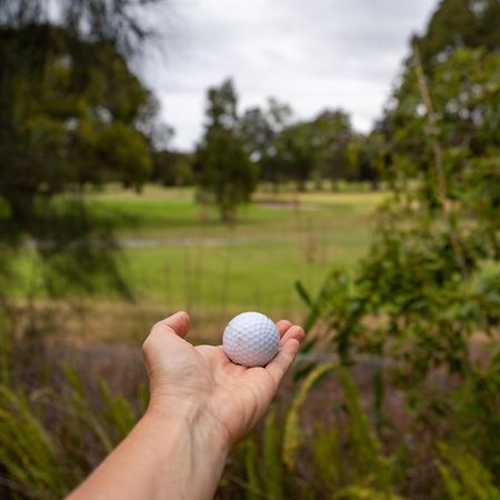 Golf Place Inn Wollongong Primbee Extérieur photo