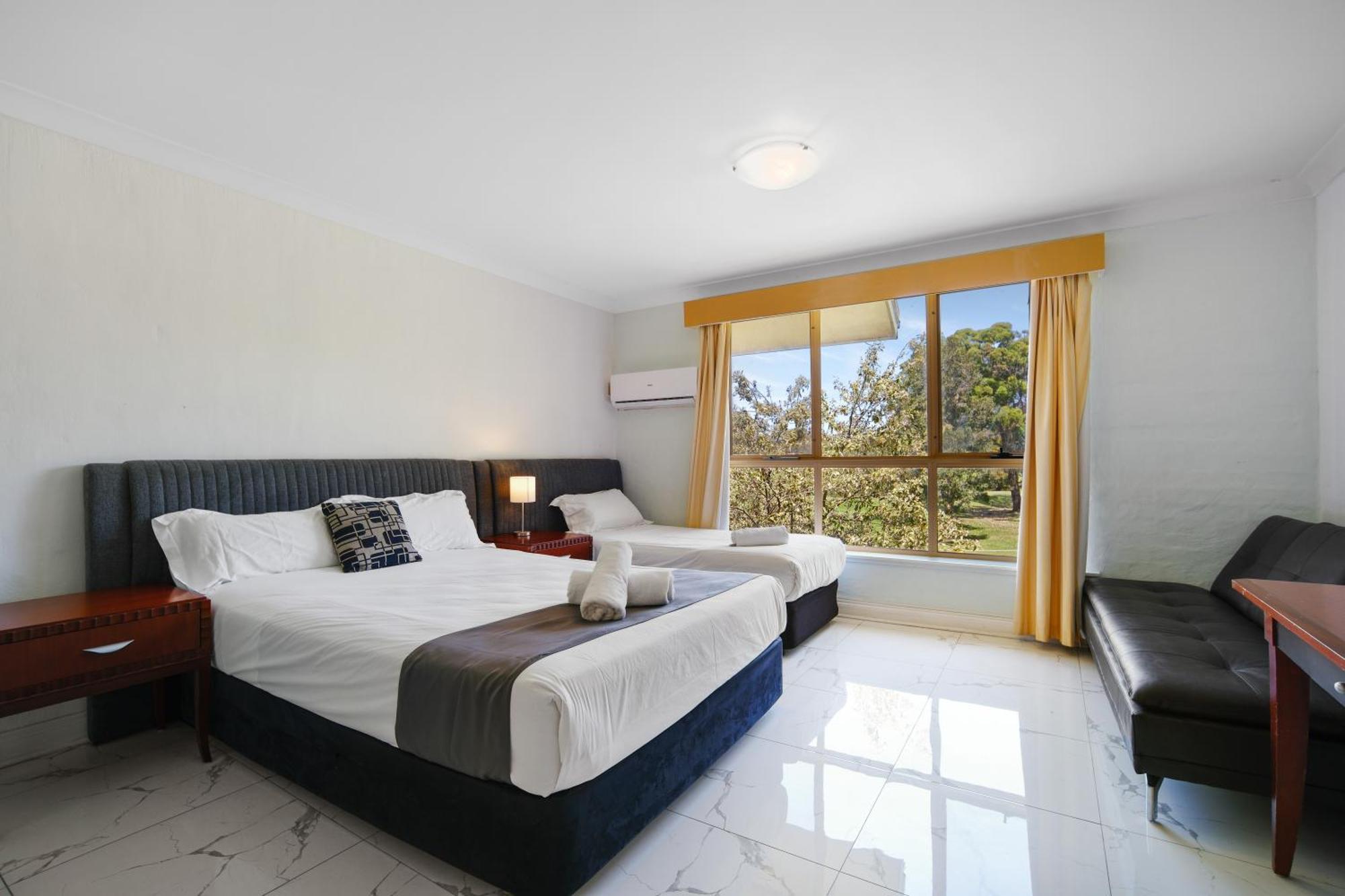 Golf Place Inn Wollongong Primbee Extérieur photo